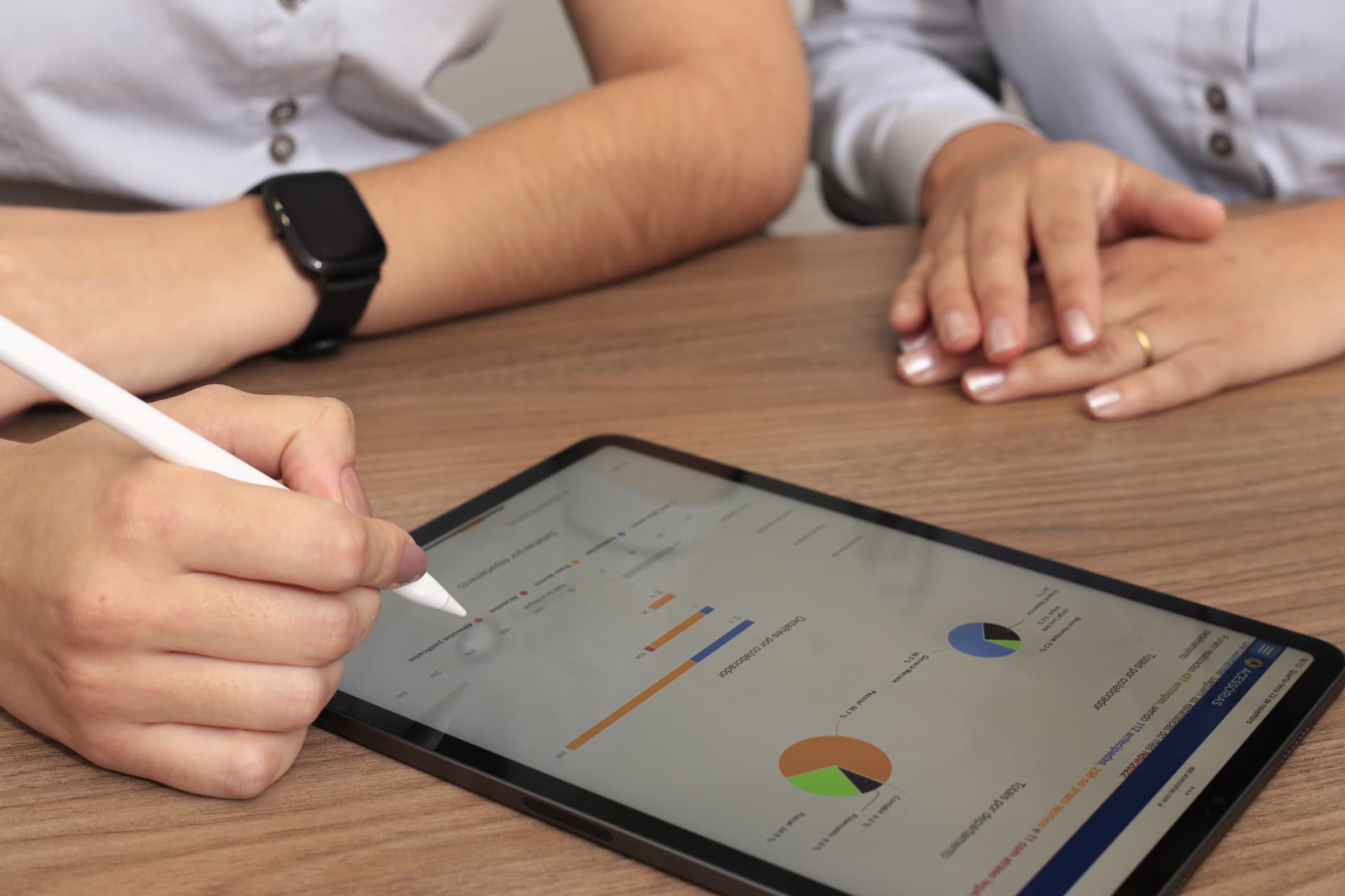 Profissionais da EMAG analisando indicadores financeiros